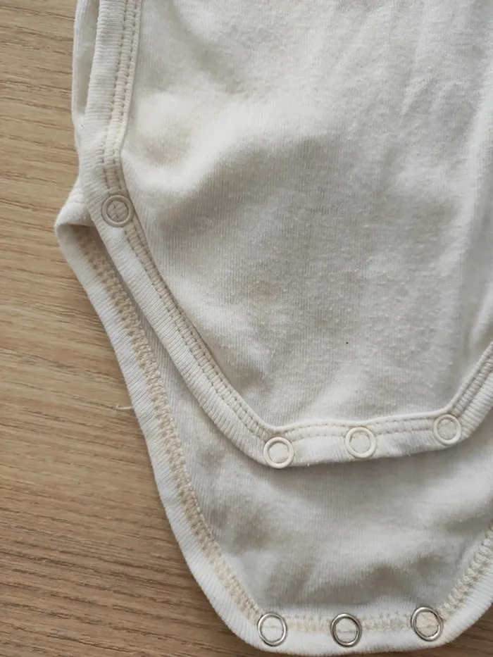 Lot 8 bodys 1 mois satisfaisant - photo numéro 3