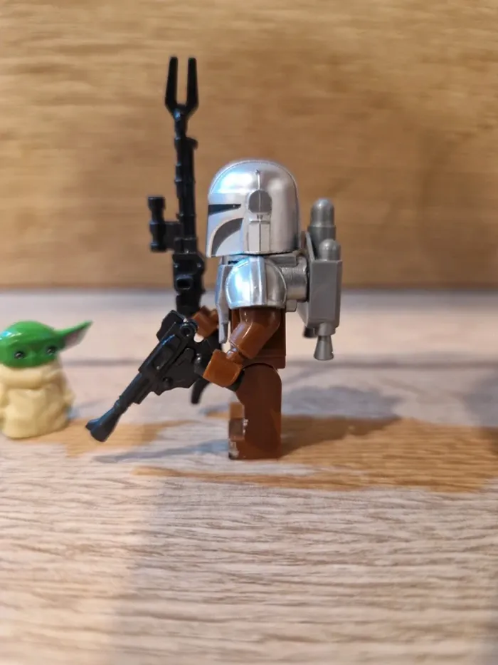 Figurine type lego Mandalorian avec bébé Yoda Grogu star wars - photo numéro 4
