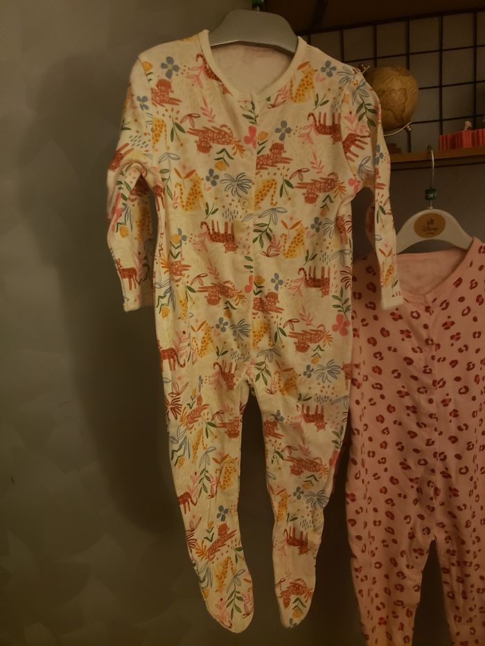 Lot de 2 pyjamas 🎀 Primark 9-12 mois 3€ - photo numéro 2