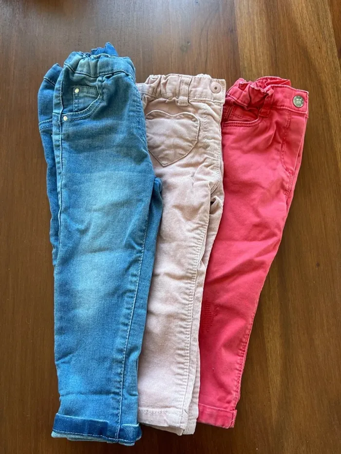 Lot de 3 jeans taille 2 ans très bon état.