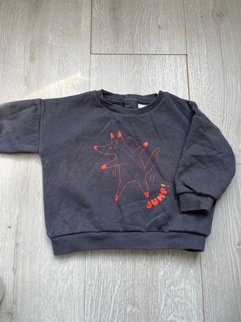 Pull noir, tape-à-l’œil 6 mois
