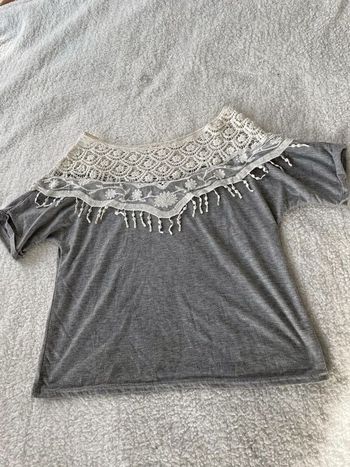 Haut t-shirt gris avec dentelle broderie blanche à manches courtes col rond