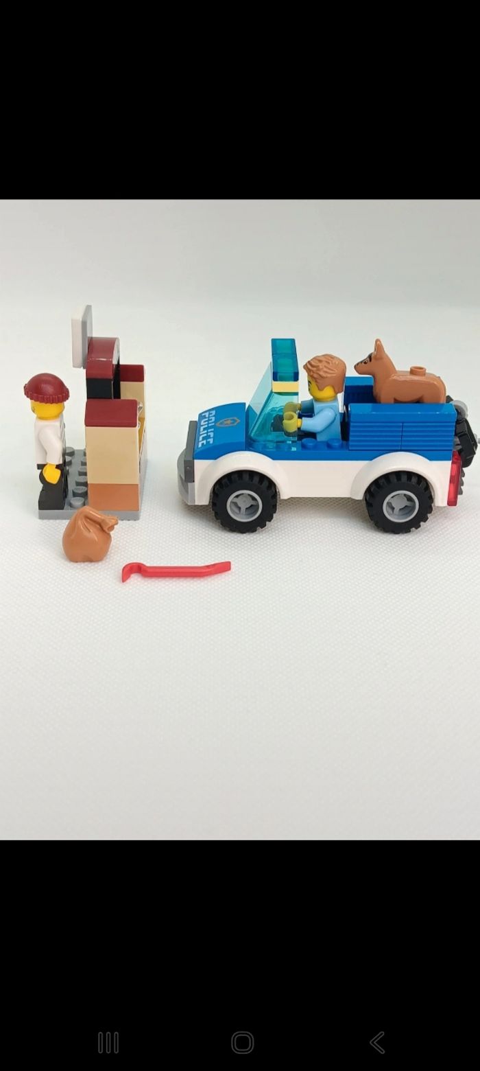 Figurine LEGO city 60241 L’unité cynophile de la Police
Complet - photo numéro 5