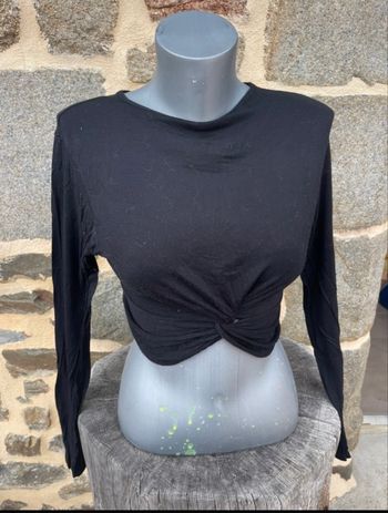 Teshsirt noir à manche longue court - Prettylittlething 