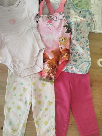 #kytie346moisfille. Lot de 5 articles E leggings 2 bodies 1 maillot de bain taille 6 mois 