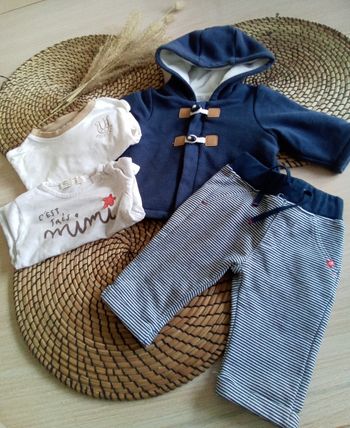 Gilet marine doublé polaire+ pantalon assorti+ 2 tee shirts Obaibi taille 3 mois