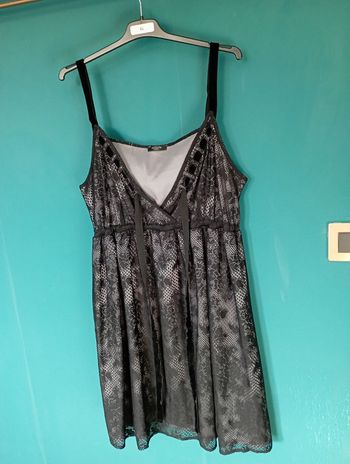 Robe chic à bretelles dentelle noire