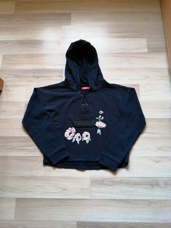 Sweat court à capuche