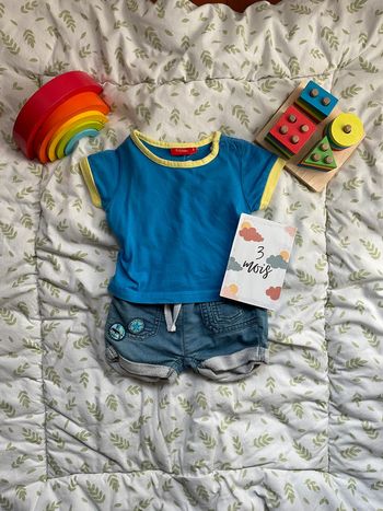 ensemble teeshirt manches courtes bleu et short en jean léger tissais 3 mois