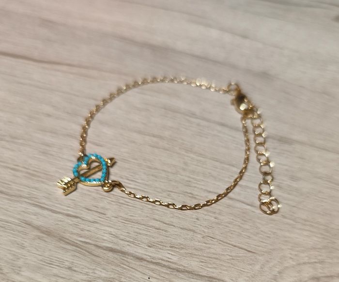 Bracelet doré avec breloque cœur bleu turquoise percé d'une flèche ajustable