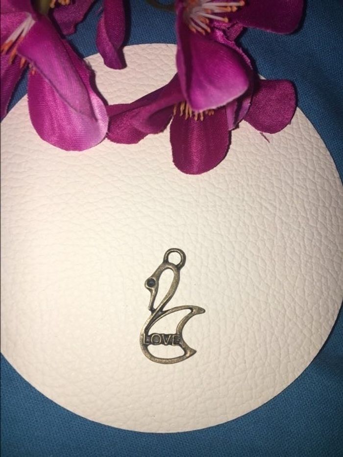 Pendentif fantaisie métal doré vieilli cygne coeur love