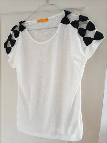T-shirt blanc avec jolie nœuds