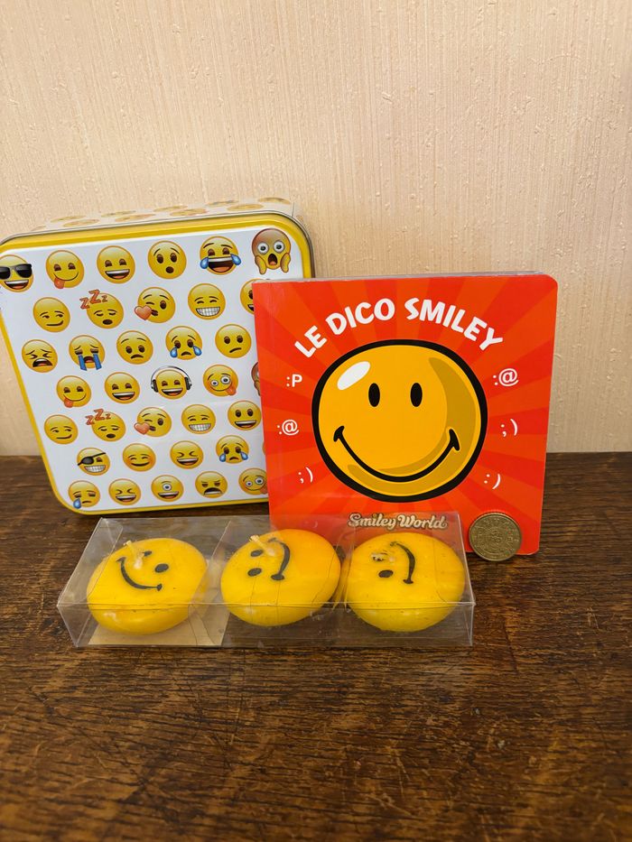 lot « Emoji - Smiley » : boîte métallique, livre et bougies