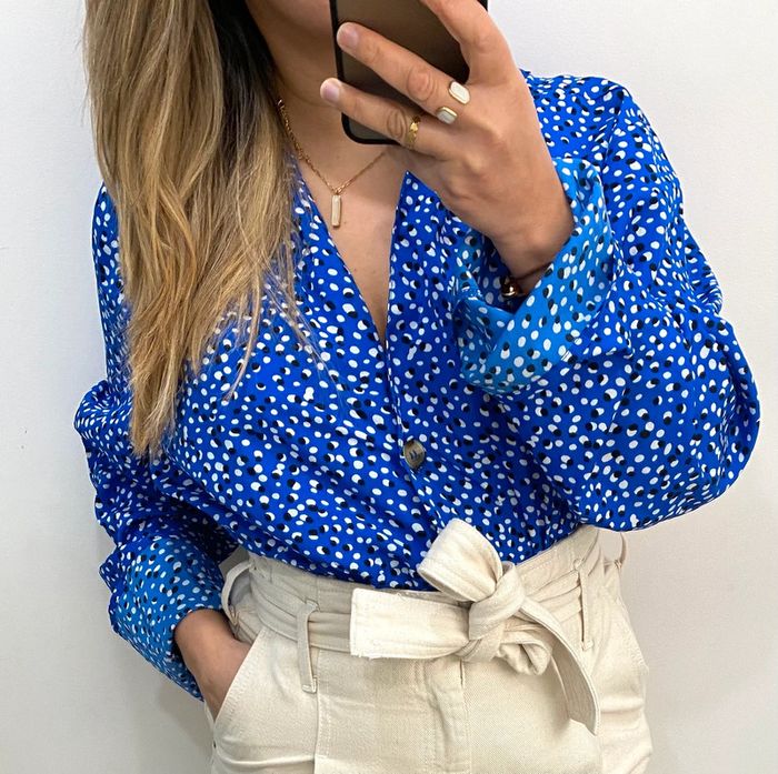 Jolie Blouse Imprimée Avec Des Boutons Taille 52