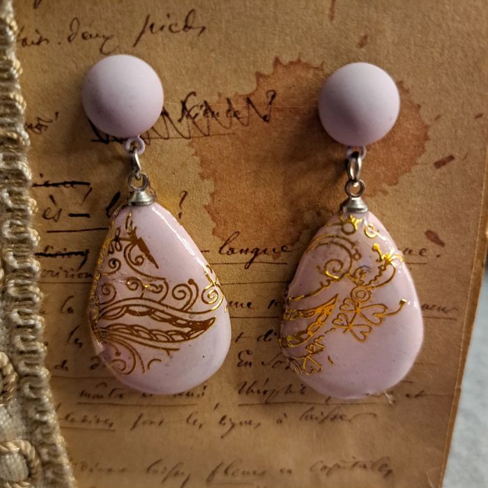 Boucles d'oreilles pendante rose et doré - photo numéro 3
