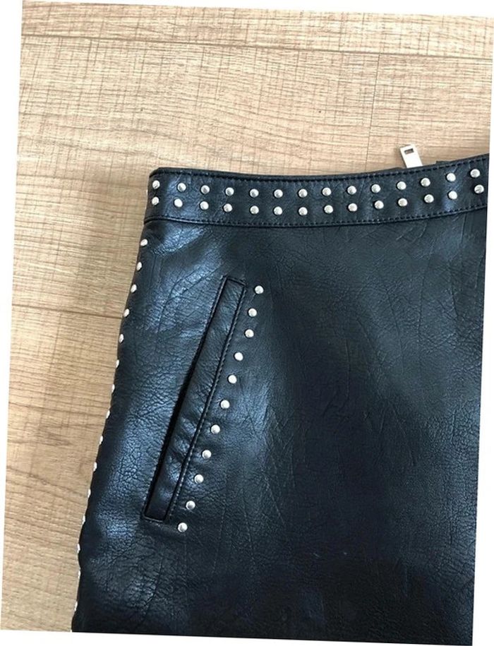 Jupe noire cloutée en simili cuir Astrid Black Label taille S jamais portée - photo numéro 14
