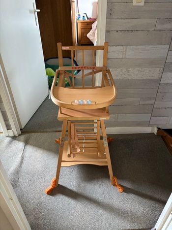 Chaise haute en bois marque combelle  avec coussin et plateau 