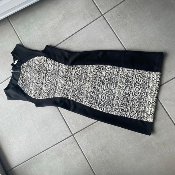Robe noir et blanche à motif aztèque près du corps - photo numéro 2