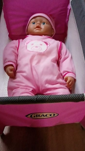Poupon fille avec son lit