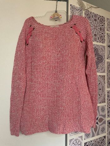 Pull tricot col rond avec détail ruban tréssé sur le devant, rose flashy et blanc