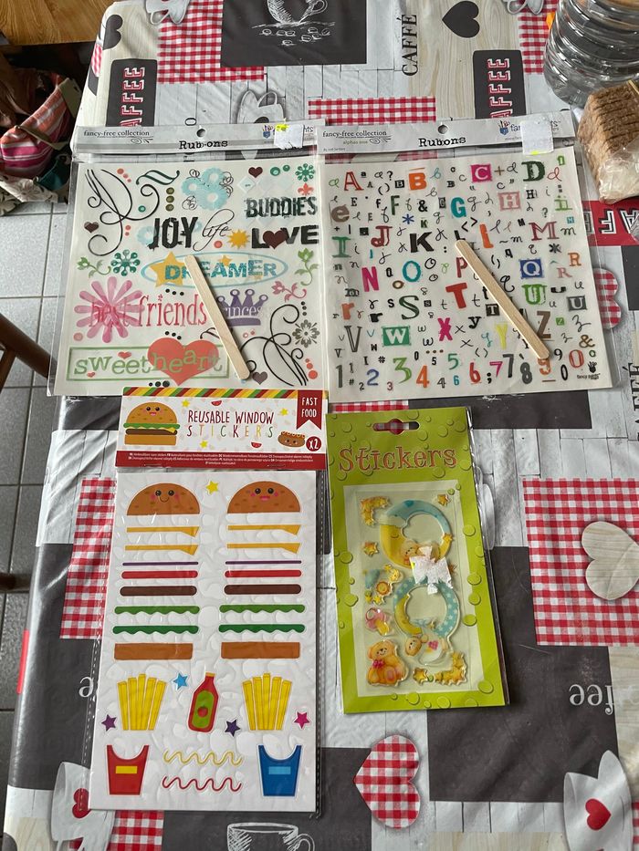 Lot d’articles pour loisirs créatifs.