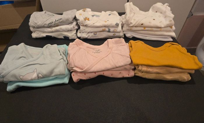 Lot n°2 vêtements taille 1 mois - photo numéro 2