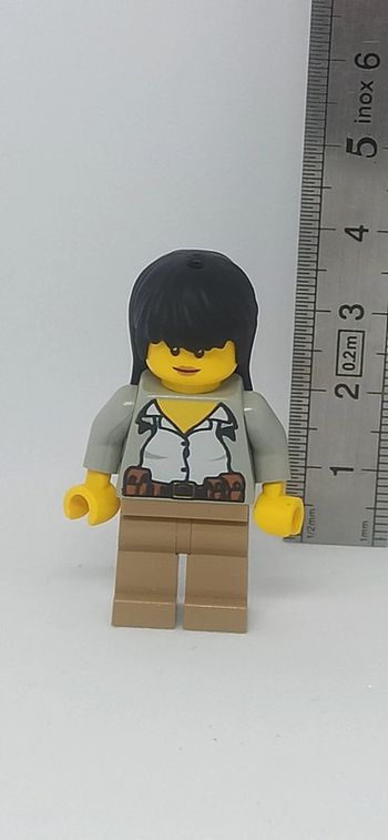 Figurine femme lego avec cheveux noirs