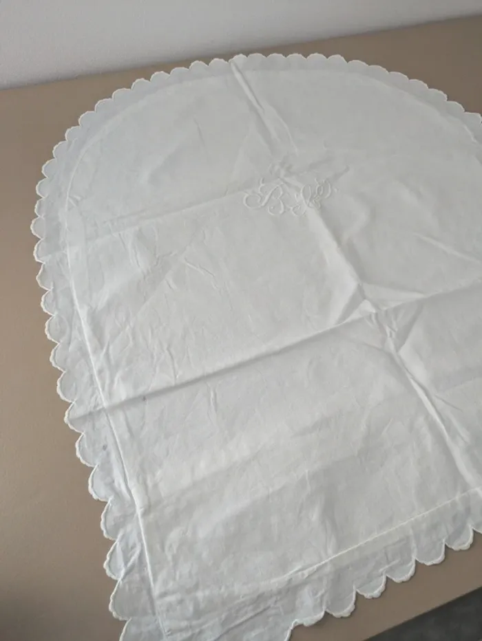 Linge de lit ancien taie d'oreiller en demi lune pour berceau monogramme Bébé - photo numéro 5