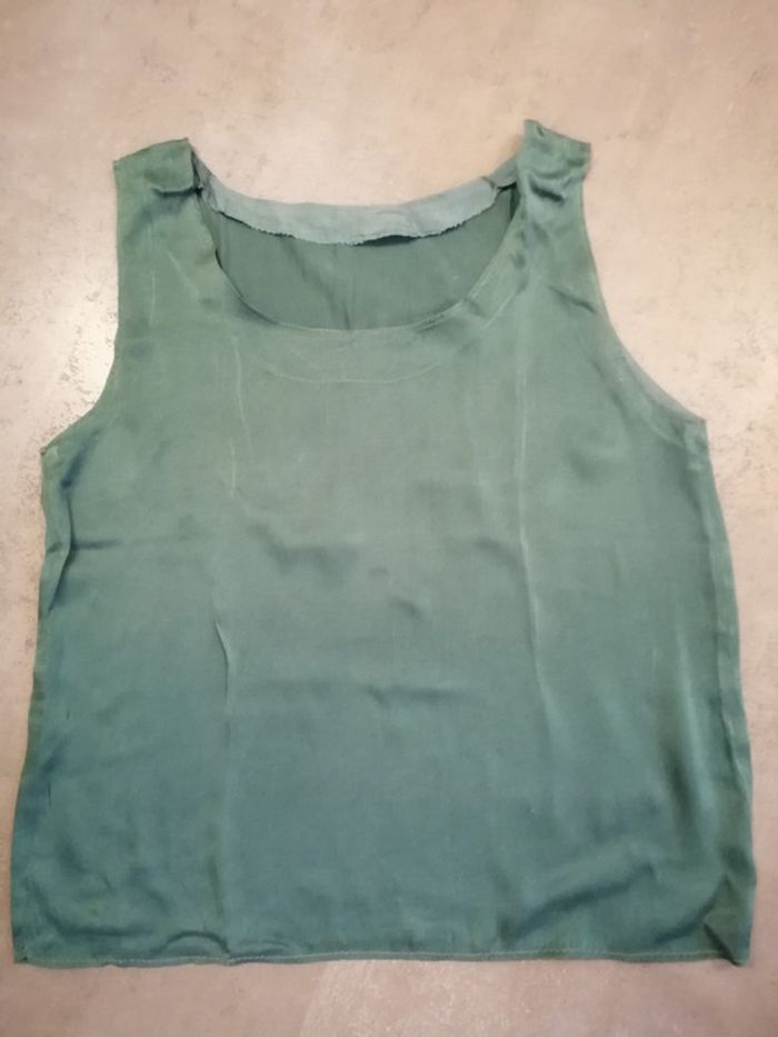 Débardeur en soie vert fait par une couturière
