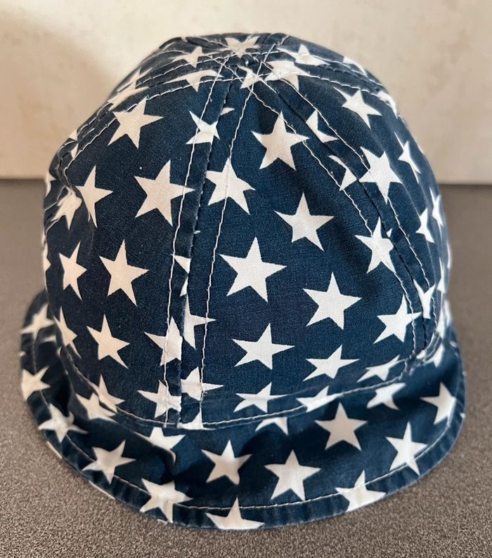 Chapeau bleu étoiles avec attache taille 6 mois - photo numéro 2