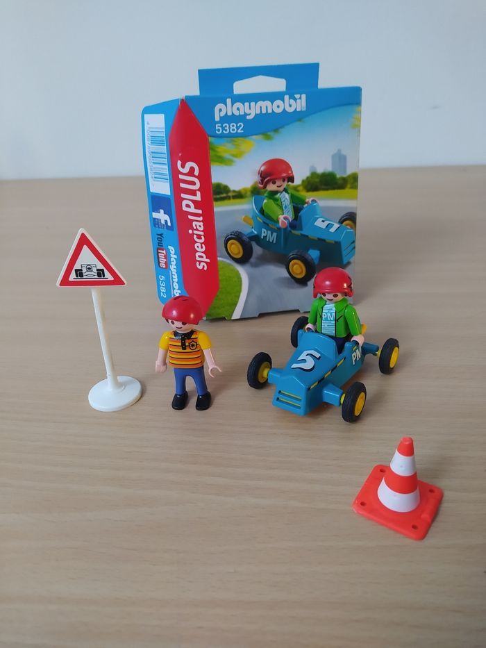 2 Enfants qui font une course de Kart