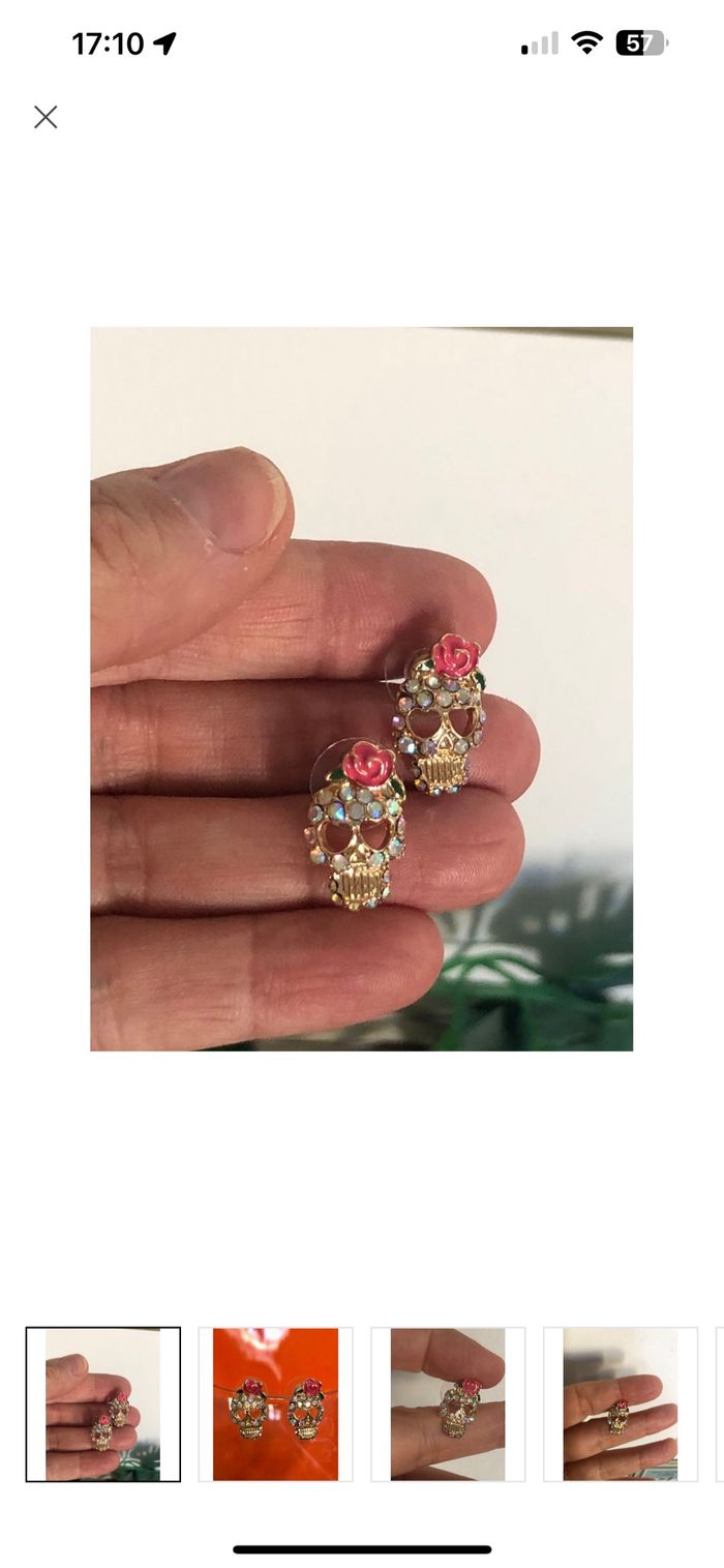 Boucle d’oreille, tête de mort avec strass.  CHIC