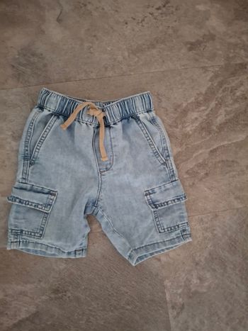 Short H&M 2/ 3 ans en tres bon état 
