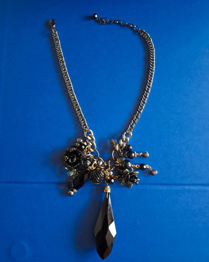 Collier court NEUF avec pendentif et breloques - photo numéro 7