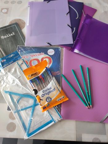 Lot fournitures scolaires