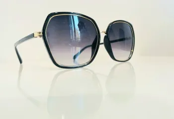 Lunette de soleil femme noire contour doré verres dégradés UV protection catégorie 3