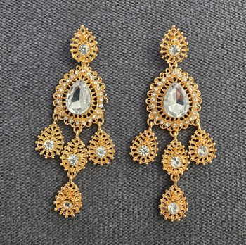 Boucles d’oreilles dorées style oriental – modèle chandelier, pierres claires étincelantes