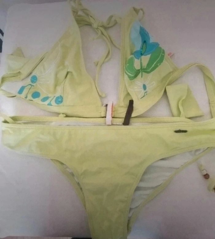 Beau maillot de bain surf