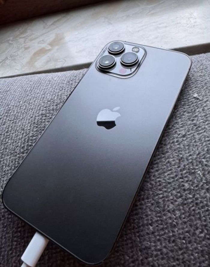 Une iphone treize pro max - photo numéro 3