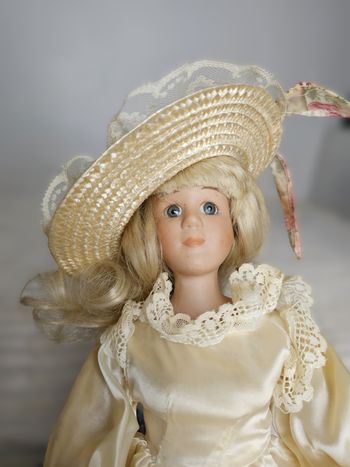 🤍 Poupée 9 – Poupée de collection 42 cm – Tête en porcelaine – Robe crème dentelle & chapeau
