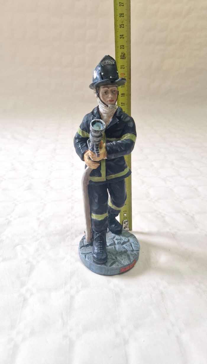 Figurine  / statuette  , Pompier , F.D.N.Y - photo numéro 5