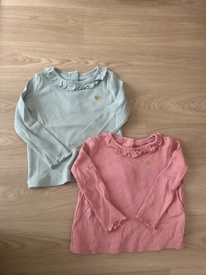 Lots 2 tshirts manches longues 12 mois