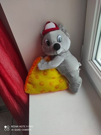 Peluche souris fromage
