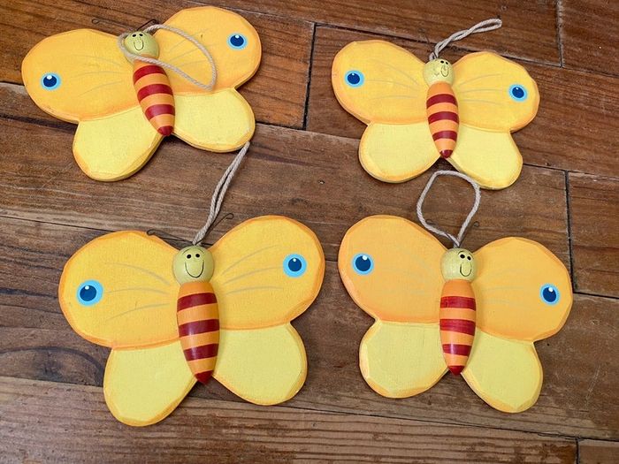 Lot de 4 papillons en bois à accrocher
