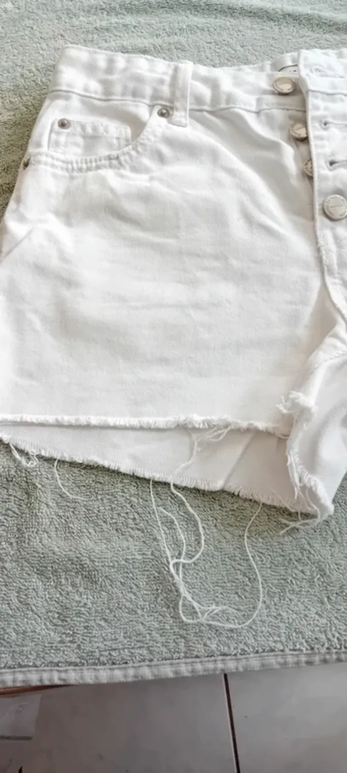 Très joli petit short en jean blanc pimkie taille 34 - photo numéro 6