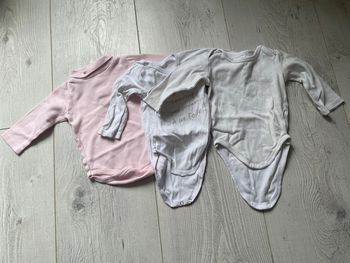 Très beau lot de 3 bodies hiver fille 12 mois