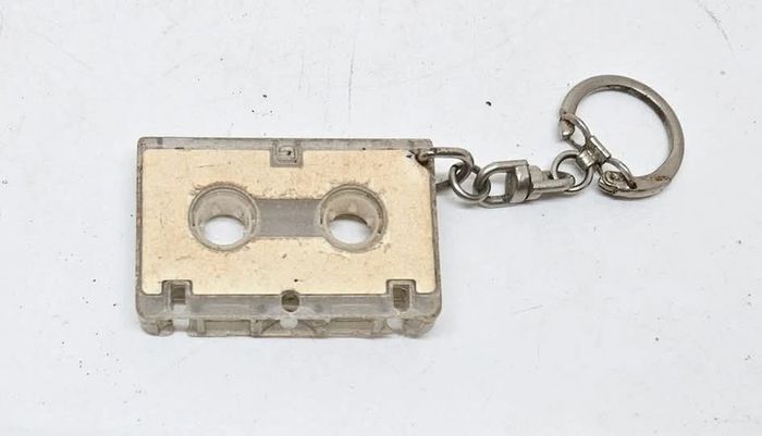 Ancien porte-clé.
Cassette audio.
5x3,3x0,8cm