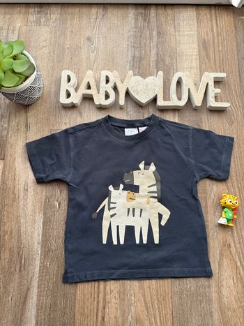 - Tee shirt Zara - 12/18 mois - bon état, petite tache 