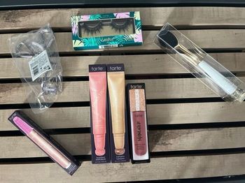 Lot maquillage Tarte neuf – produits non ouverts (blush, glow, gloss, faux cils, accessoires)