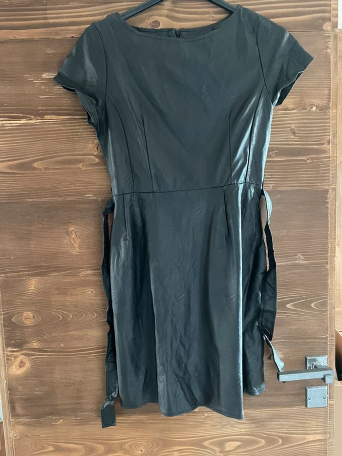 Robe courte simili cuir noir - photo numéro 2